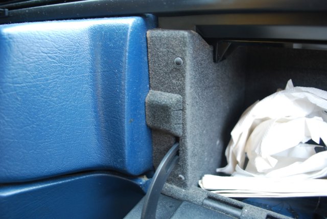 http://volvosweden.se/images/Volvo_guider_manualer/Guider/Byta%20fl%C3%A4ktmotst%C3%A5nd%20Volvo%20740/luckan%20till%20skruvarna%20handsfack.jpg