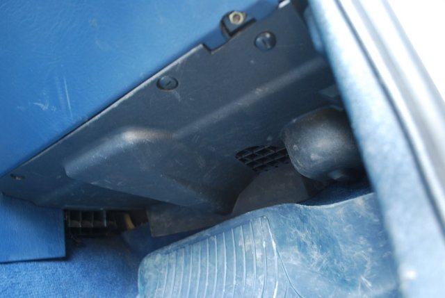 http://volvosweden.se/images/Volvo_guider_manualer/Guider/Byta%20fl%C3%A4ktmotst%C3%A5nd%20Volvo%20740/plastpanel%20under%20handsfack.jpg