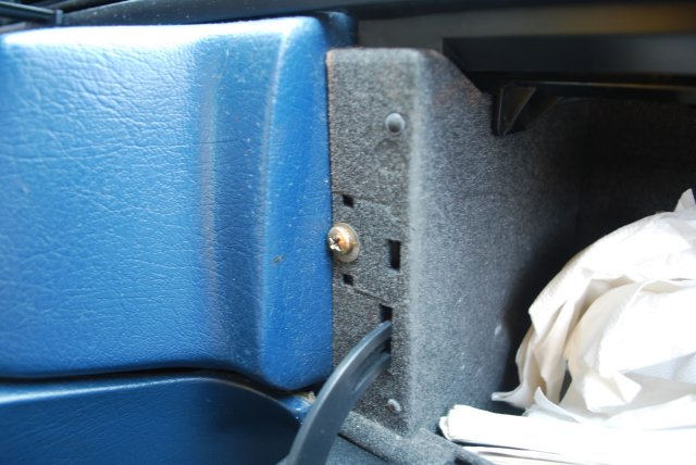 http://volvosweden.se/images/Volvo_guider_manualer/Guider/Byta%20fl%C3%A4ktmotst%C3%A5nd%20Volvo%20740/skruv%20handfack.jpg