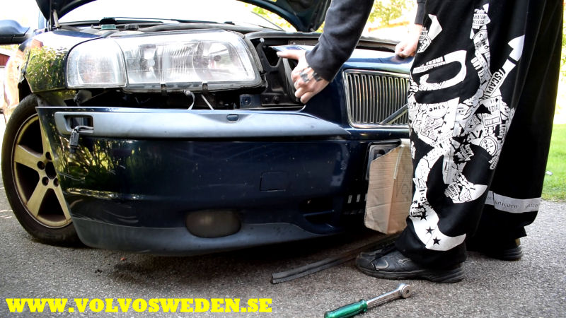 volvosweden.se/images/Volvo_guider_manualer/Guider/Byta%20st%C3%B6tf%C3%A5ngare%20fram%20Volvo%20S60%20S80%20V70/Byta%20st%C3%B6tf%C3%A5ngare%20fram%20Volvo%20S60%20S80%20V70%20BILD%2013.jpg