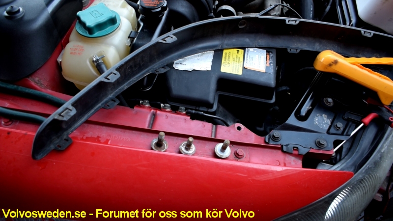 volvosweden.se/images/Volvo_guider_manualer/Guider/Fels%C3%B6kning_vindrute_spolare_volvo_V70_Hur_man_byter_spolar_tank_2000_till_2007/3bultar_lossa_spolaren_volvo_v70_bild19.jpg