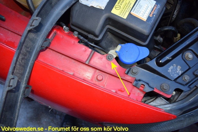 volvosweden.se/images/Volvo_guider_manualer/Guider/Fels%C3%B6kning_vindrute_spolare_volvo_V70_Hur_man_byter_spolar_tank_2000_till_2007/Hur_man_byter_spolarbeh%C3%A5llare_volvo_v70_bild16.JPG