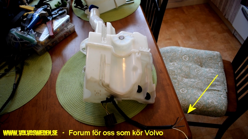 volvosweden.se/images/Volvo_guider_manualer/Guider/Fels%C3%B6kning_vindrute_spolare_volvo_V70_Hur_man_byter_spolar_tank_2000_till_2007/Komplettering_Hur_man_byter_spolare_volvo_V70/spolartank_volvo_v70_dubbla_spolarmotorer_bild1.jpg