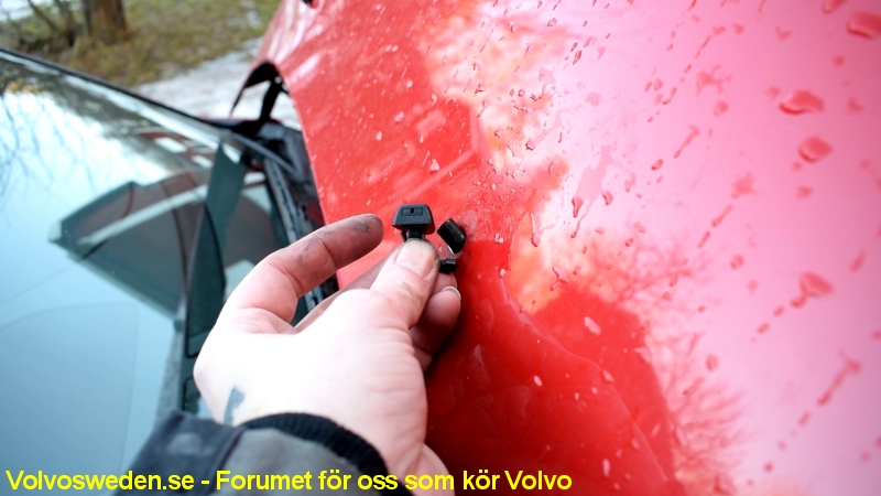 volvosweden.se/images/Volvo_guider_manualer/Guider/Fels%C3%B6kning_vindrute_spolare_volvo_V70_Hur_man_byter_spolar_tank_2000_till_2007/Kontrollera_spolarnas_munstycken_Volvo_V70_bild3.jpg