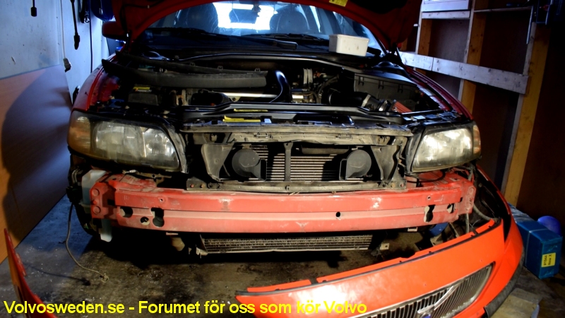 volvosweden.se/images/Volvo_guider_manualer/Guider/Fels%C3%B6kning_vindrute_spolare_volvo_V70_Hur_man_byter_spolar_tank_2000_till_2007/Lyft_av_volvo_v70_fronten_rakt_ut_bild11.jpg