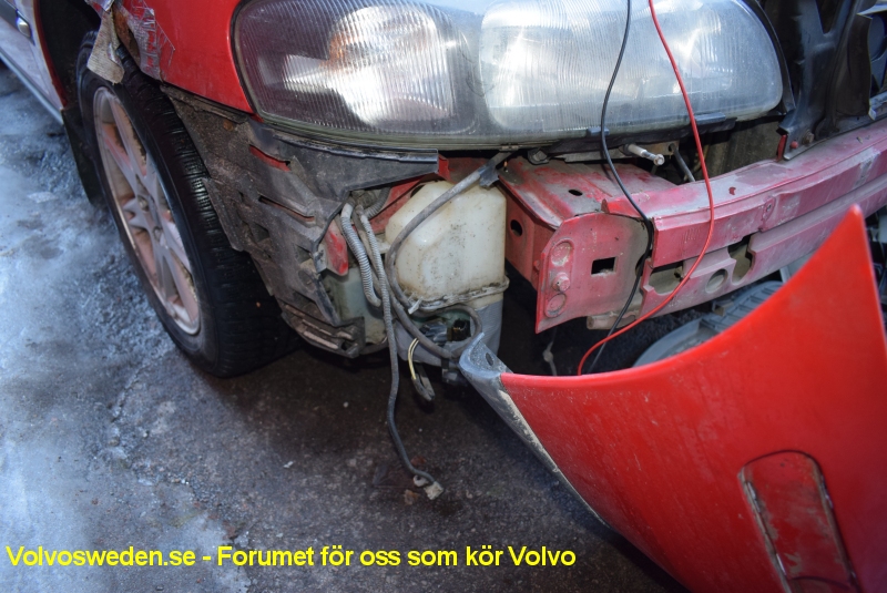 volvosweden.se/images/Volvo_guider_manualer/Guider/Fels%C3%B6kning_vindrute_spolare_volvo_V70_Hur_man_byter_spolar_tank_2000_till_2007/Nu_ser_man_spolarv%C3%A4tskebeh%C3%A5llaren_volvo_v70_bild13.JPG