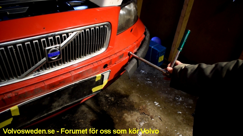 volvosweden.se/images/Volvo_guider_manualer/Guider/Fels%C3%B6kning_vindrute_spolare_volvo_V70_Hur_man_byter_spolar_tank_2000_till_2007/Skruva_av_volvo_v70_front_13mm_bult_bild10.jpg