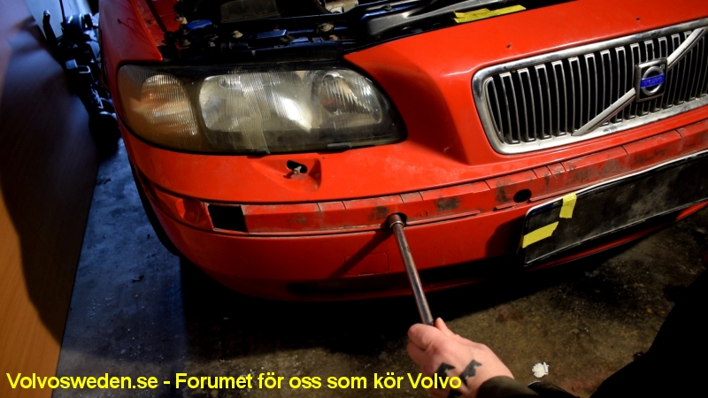 volvosweden.se/images/Volvo_guider_manualer/Guider/Fels%C3%B6kning_vindrute_spolare_volvo_V70_Hur_man_byter_spolar_tank_2000_till_2007/Skruva_av_volvo_v70_front_13mm_bult_bild9.jpg