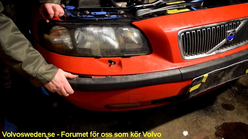 volvosweden.se/images/Volvo_guider_manualer/Guider/Fels%C3%B6kning_vindrute_spolare_volvo_V70_Hur_man_byter_spolar_tank_2000_till_2007/Ta_bort_dekorations_listerna_fram_volvo_V70_bild5.jpg