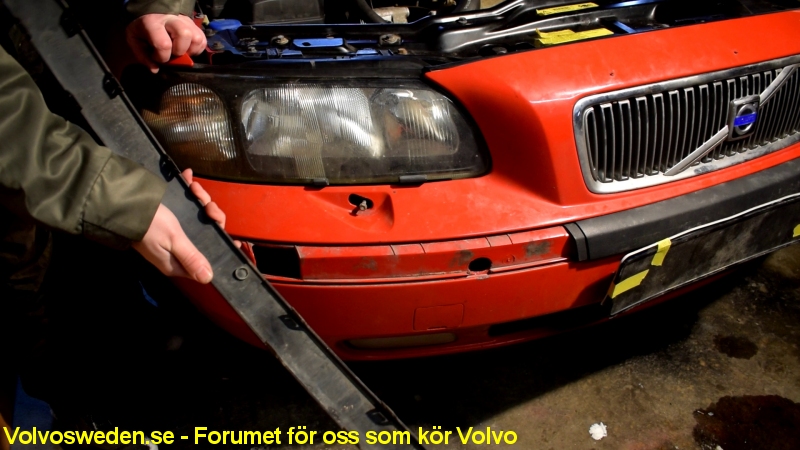 volvosweden.se/images/Volvo_guider_manualer/Guider/Fels%C3%B6kning_vindrute_spolare_volvo_V70_Hur_man_byter_spolar_tank_2000_till_2007/Ta_bort_dekorations_listerna_fram_volvo_v70_bild6.jpg