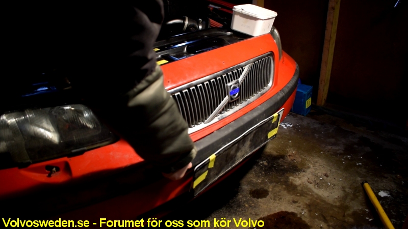 volvosweden.se/images/Volvo_guider_manualer/Guider/Fels%C3%B6kning_vindrute_spolare_volvo_V70_Hur_man_byter_spolar_tank_2000_till_2007/Ta_bort_dekorations_listerna_fram_volvo_v70_bild7.jpg