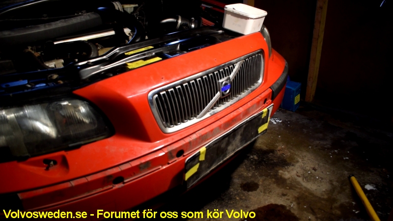 volvosweden.se/images/Volvo_guider_manualer/Guider/Fels%C3%B6kning_vindrute_spolare_volvo_V70_Hur_man_byter_spolar_tank_2000_till_2007/Ta_bort_dekorations_listerna_fram_volvo_v70_bild8.jpg