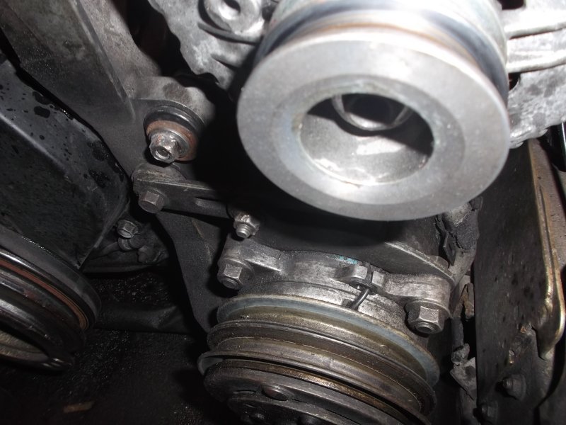 http://volvosweden.se/images/Volvo_guider_manualer/Guider/Generator_justering/Generator%20drivremjustering%20018.jpg