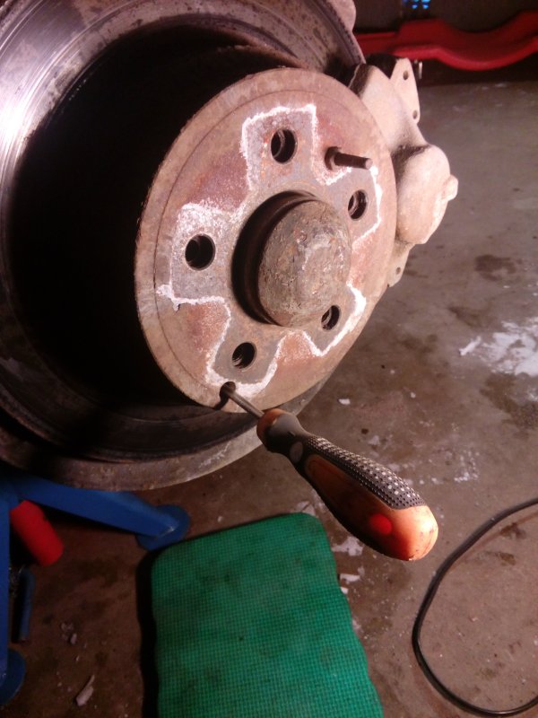 http://volvosweden.se/images/Volvo_guider_manualer/Guider/Justera_handbromsbackar_Volvo_850_V70/Volvo_850_handbroms.jpg