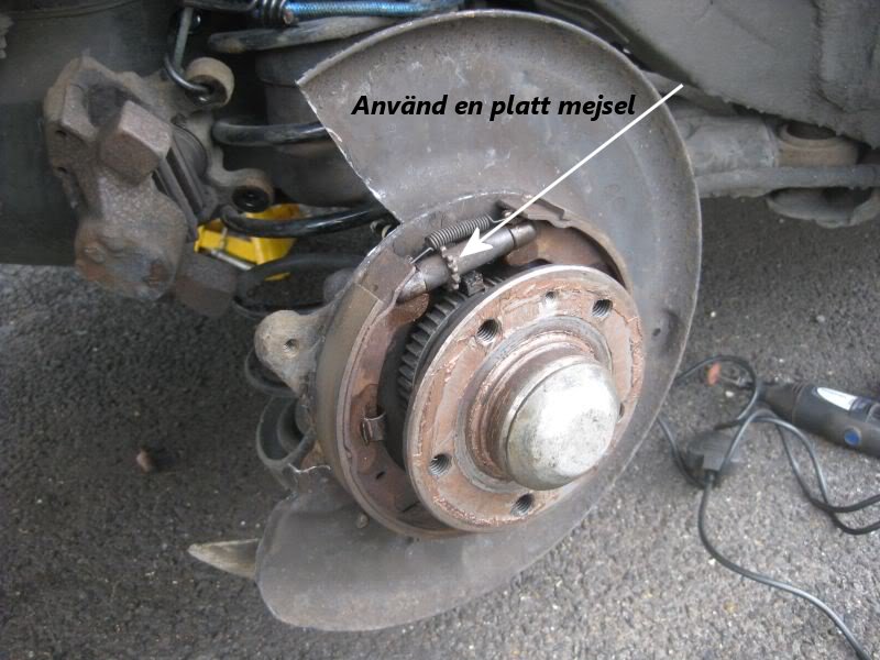 http://volvosweden.se/images/Volvo_guider_manualer/Guider/Justera_handbromsbackar_Volvo_850_V70/handbrake_adjuster_Volvo_850.jpg