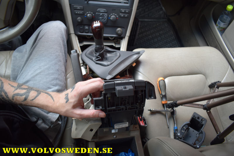 volvosweden.se/images/Volvo_guider_manualer/Guider/Volvo%20S80%20S60%20Byta%20mittkonsol%20prylfack%20och%20muggh%C3%A5llare/Volvo%20S80%20S60%20Byta%20mittkonsol%20prylfack%20och%20muggh%C3%A5llare%20%2811%29.JPG