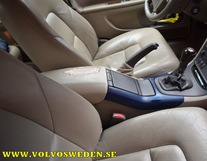 volvosweden.se/images/Volvo_guider_manualer/Guider/Volvo%20S80%20S60%20Byta%20mittkonsol%20prylfack%20och%20muggh%C3%A5llare/Volvo%20S80%20S60%20Byta%20mittkonsol%20prylfack%20och%20muggh%C3%A5llare%20%2813%29.JPG
