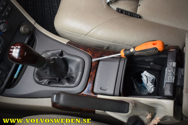 volvosweden.se/images/Volvo_guider_manualer/Guider/Volvo%20S80%20S60%20Byta%20mittkonsol%20prylfack%20och%20muggh%C3%A5llare/Volvo%20S80%20S60%20Byta%20mittkonsol%20prylfack%20och%20muggh%C3%A5llare%20%283%29.JPG
