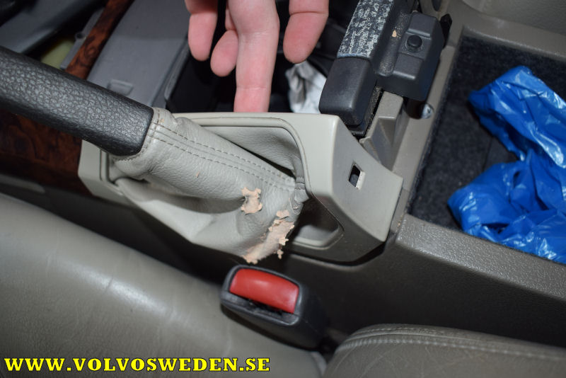 volvosweden.se/images/Volvo_guider_manualer/Guider/Volvo%20S80%20S60%20Byta%20mittkonsol%20prylfack%20och%20muggh%C3%A5llare/Volvo%20S80%20S60%20Byta%20mittkonsol%20prylfack%20och%20muggh%C3%A5llare%20%285%29.JPG