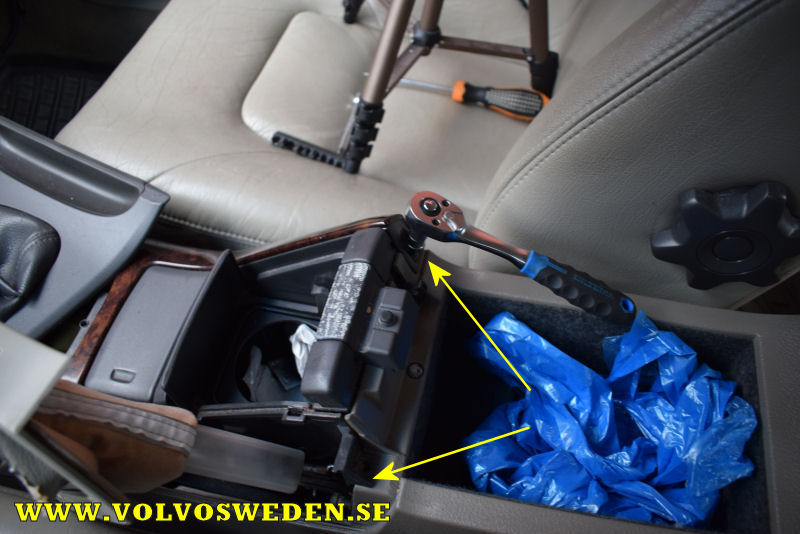 volvosweden.se/images/Volvo_guider_manualer/Guider/Volvo%20S80%20S60%20Byta%20mittkonsol%20prylfack%20och%20muggh%C3%A5llare/Volvo%20S80%20S60%20Byta%20mittkonsol%20prylfack%20och%20muggh%C3%A5llare%20%286%29.JPG