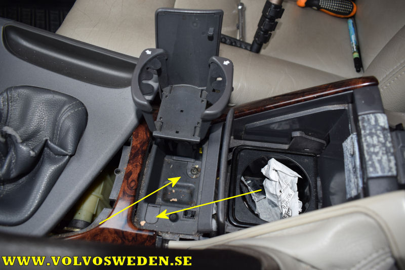 volvosweden.se/images/Volvo_guider_manualer/Guider/Volvo%20S80%20S60%20Byta%20mittkonsol%20prylfack%20och%20muggh%C3%A5llare/Volvo%20S80%20S60%20Byta%20mittkonsol%20prylfack%20och%20muggh%C3%A5llare%20%287%29.JPG