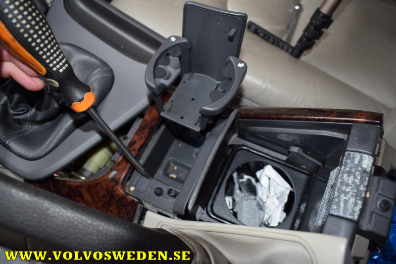 volvosweden.se/images/Volvo_guider_manualer/Guider/Volvo%20S80%20S60%20Byta%20mittkonsol%20prylfack%20och%20muggh%C3%A5llare/Volvo%20S80%20S60%20Byta%20mittkonsol%20prylfack%20och%20muggh%C3%A5llare%20%288%29.JPG