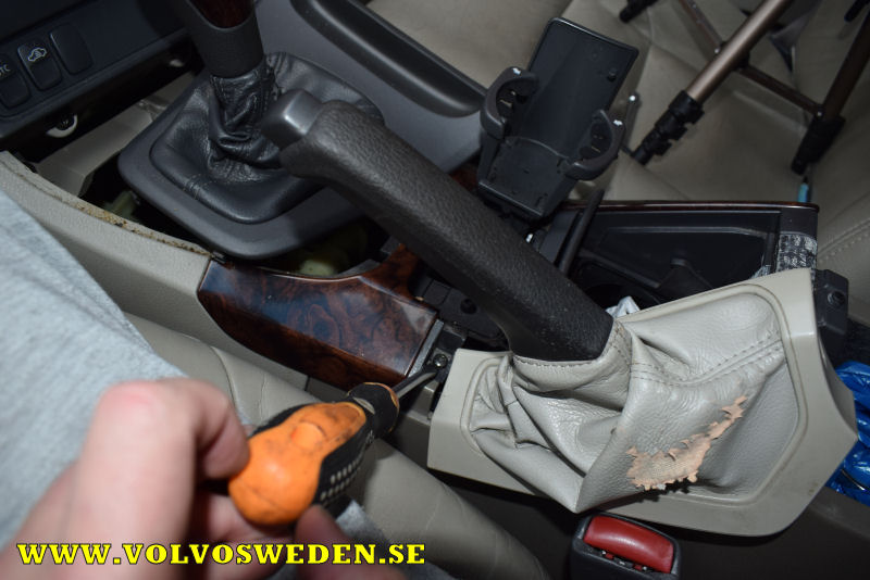 volvosweden.se/images/Volvo_guider_manualer/Guider/Volvo%20S80%20S60%20Byta%20mittkonsol%20prylfack%20och%20muggh%C3%A5llare/Volvo%20S80%20S60%20Byta%20mittkonsol%20prylfack%20och%20muggh%C3%A5llare%20%289%29.JPG