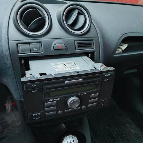 volvosweden.se/images/Volvo_guider_manualer/Guider_Artiklar/Ford%20radio%20serienummer/Stereo-radio-tools_Ford-6000-cd_lossa_stereon_lossa_radion_focus_fiesta.jpg