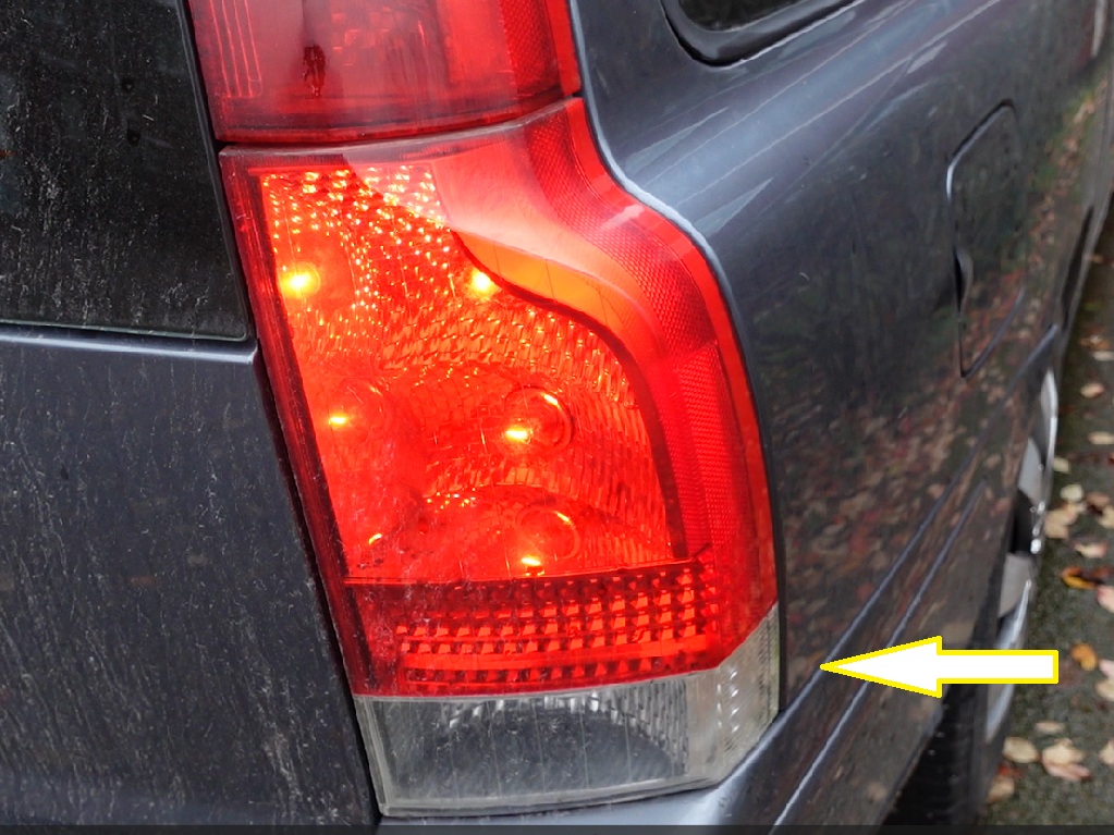 volvosweden.se/images/Volvo_guider_manualer/Hur_byter_man_diodbryggan_dioderna_baklyktan_Volvo_V70_XC70_00-05_artikelnummer_8663867/Lampfel-positionsljus-Volvo-V70-2006-bakljus-dioder-leds-hoger-bild3.jpg
