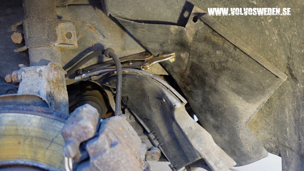 volvosweden.se/images/Volvo_guider_manualer/Hur_man_byter_kamrem_vattenpump_kamrems_spannare_Volvo_S60_S80_V70_XC70_XC90_V40_S40_XC60_2000_till_2008/Hur_man_byter_kamrem_vattenpump_Volvo_S60_S80_V70_XC70_XC90_S40_C70_V40_V70N_P2_2000_till_2008_bild12.JPG