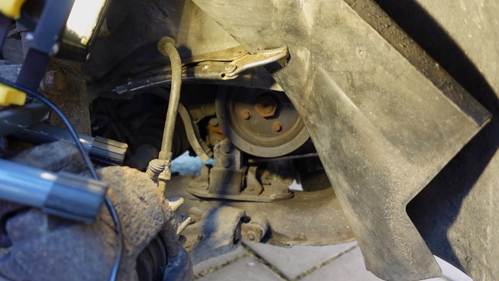 volvosweden.se/images/Volvo_guider_manualer/Hur_man_byter_kamrem_vattenpump_kamrems_spannare_Volvo_S60_S80_V70_XC70_XC90_V40_S40_XC60_2000_till_2008/Hur_man_byter_kamrem_vattenpump_Volvo_S60_S80_V70_XC70_XC90_S40_C70_V40_V70N_P2_2000_till_2008_bild13.JPG