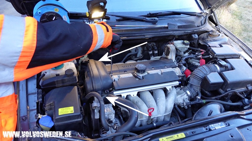 volvosweden.se/images/Volvo_guider_manualer/Hur_man_byter_kamrem_vattenpump_kamrems_spannare_Volvo_S60_S80_V70_XC70_XC90_V40_S40_XC60_2000_till_2008/Hur_man_byter_kamrem_vattenpump_Volvo_S60_S80_V70_XC70_XC90_S40_C70_V40_V70N_P2_2000_till_2008_bild18.jpg