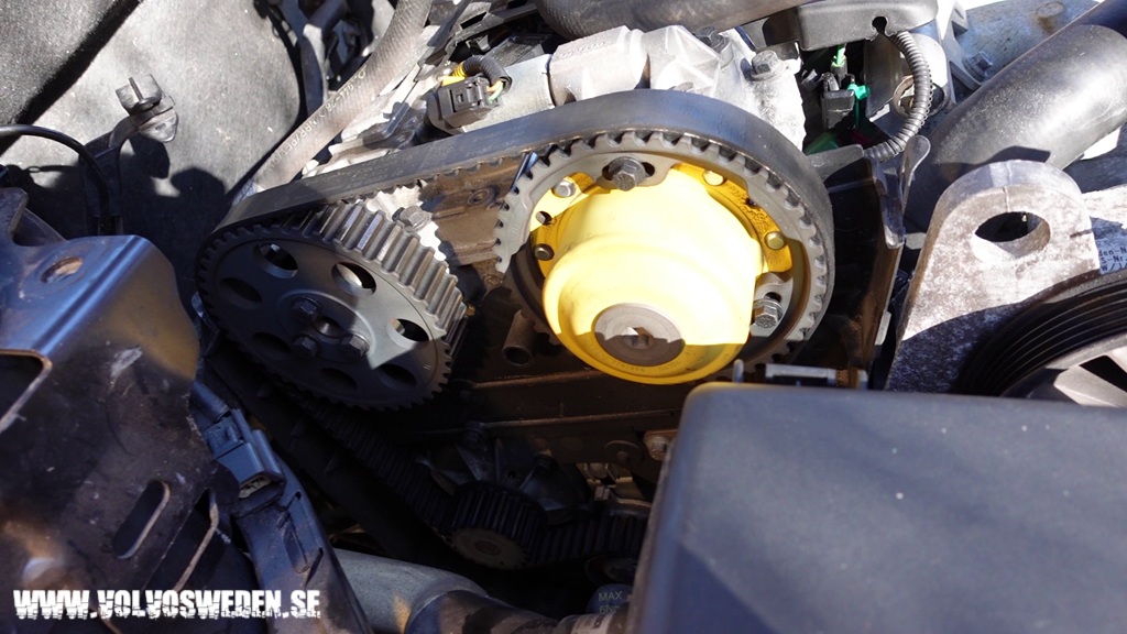 volvosweden.se/images/Volvo_guider_manualer/Hur_man_byter_kamrem_vattenpump_kamrems_spannare_Volvo_S60_S80_V70_XC70_XC90_V40_S40_XC60_2000_till_2008/Hur_man_byter_kamrem_vattenpump_Volvo_S60_S80_V70_XC70_XC90_S40_C70_V40_V70N_P2_2000_till_2008_bild23.jpg