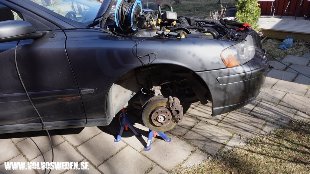 volvosweden.se/images/Volvo_guider_manualer/Hur_man_byter_kamrem_vattenpump_kamrems_spannare_Volvo_S60_S80_V70_XC70_XC90_V40_S40_XC60_2000_till_2008/Hur_man_byter_kamrem_vattenpump_Volvo_S60_S80_V70_XC70_XC90_S40_C70_V40_V70N_P2_2000_till_2008_bild25.jpg