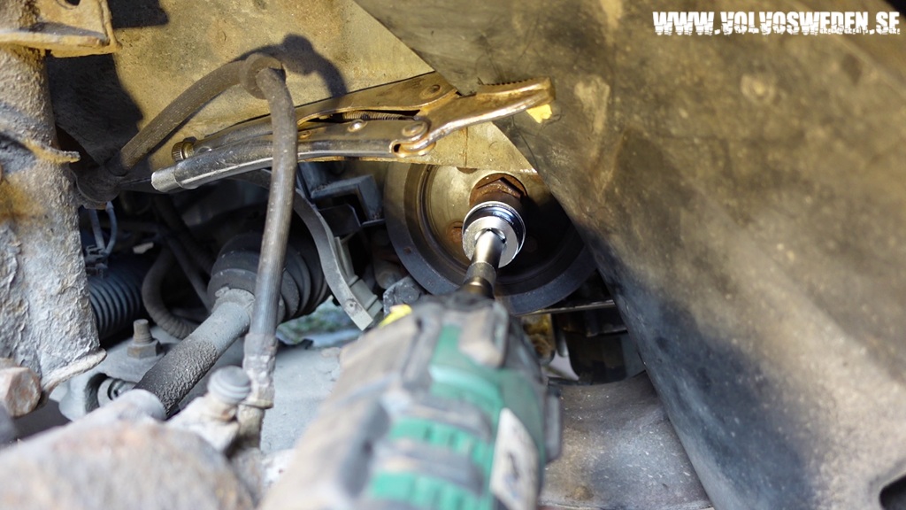 volvosweden.se/images/Volvo_guider_manualer/Hur_man_byter_kamrem_vattenpump_kamrems_spannare_Volvo_S60_S80_V70_XC70_XC90_V40_S40_XC60_2000_till_2008/Hur_man_byter_kamrem_vattenpump_Volvo_S60_S80_V70_XC70_XC90_S40_C70_V40_V70N_P2_2000_till_2008_bild30.jpg