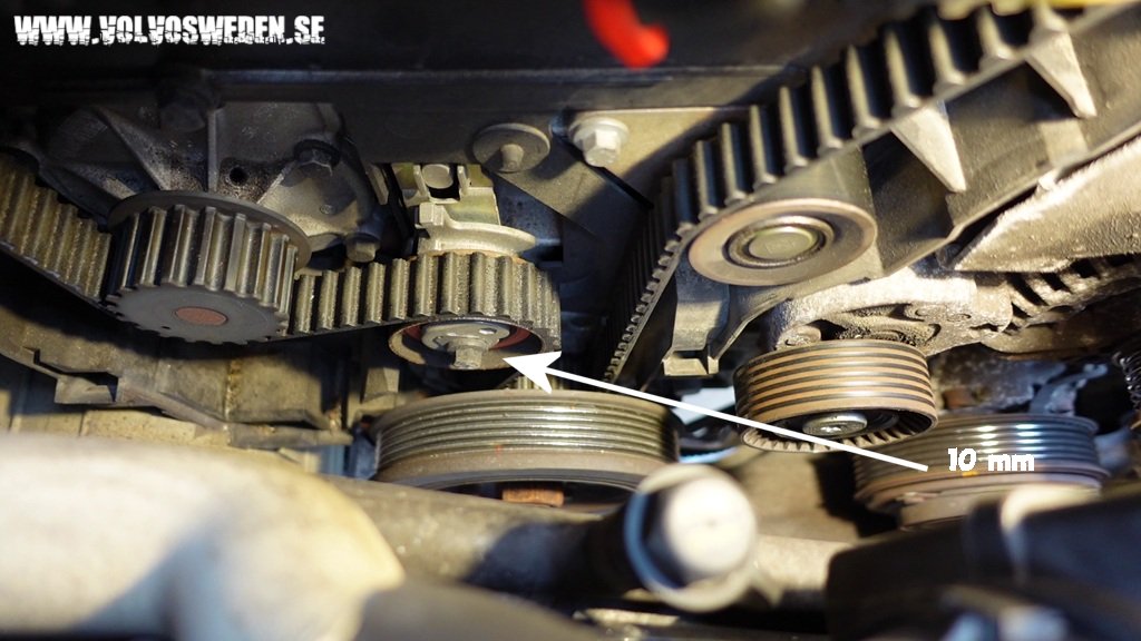 volvosweden.se/images/Volvo_guider_manualer/Hur_man_byter_kamrem_vattenpump_kamrems_spannare_Volvo_S60_S80_V70_XC70_XC90_V40_S40_XC60_2000_till_2008/Hur_man_byter_kamrem_vattenpump_Volvo_S60_S80_V70_XC70_XC90_S40_C70_V40_V70N_P2_2000_till_2008_bild33.jpg