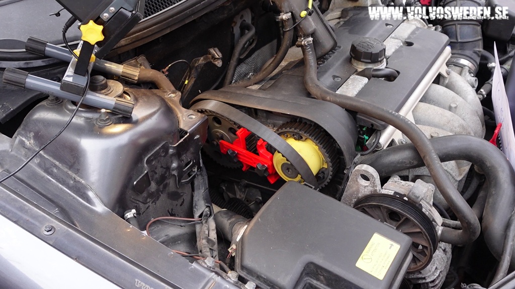 volvosweden.se/images/Volvo_guider_manualer/Hur_man_byter_kamrem_vattenpump_kamrems_spannare_Volvo_S60_S80_V70_XC70_XC90_V40_S40_XC60_2000_till_2008/Hur_man_byter_kamrem_vattenpump_Volvo_S60_S80_V70_XC70_XC90_S40_C70_V40_V70N_P2_2000_till_2008_bild35.jpg