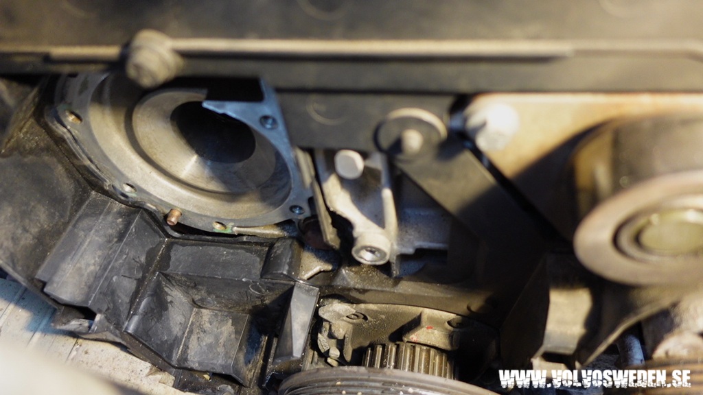 volvosweden.se/images/Volvo_guider_manualer/Hur_man_byter_kamrem_vattenpump_kamrems_spannare_Volvo_S60_S80_V70_XC70_XC90_V40_S40_XC60_2000_till_2008/Hur_man_byter_kamrem_vattenpump_Volvo_S60_S80_V70_XC70_XC90_S40_C70_V40_V70N_P2_2000_till_2008_bild39.jpg