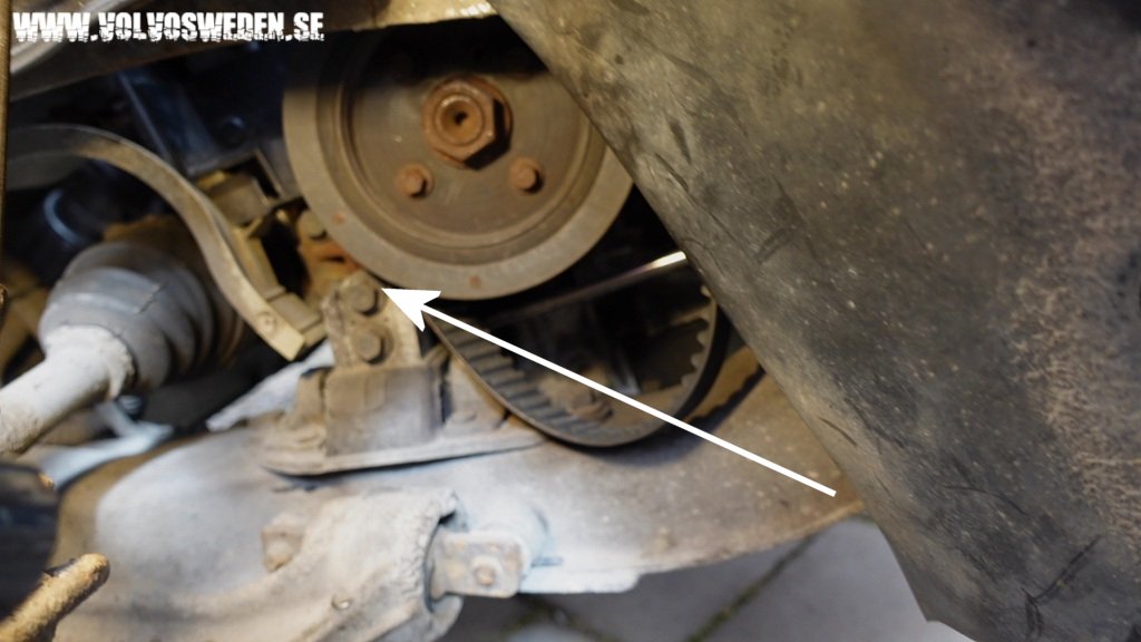 volvosweden.se/images/Volvo_guider_manualer/Hur_man_byter_kamrem_vattenpump_kamrems_spannare_Volvo_S60_S80_V70_XC70_XC90_V40_S40_XC60_2000_till_2008/Hur_man_byter_kamrem_vattenpump_Volvo_S60_S80_V70_XC70_XC90_S40_C70_V40_V70N_P2_2000_till_2008_bild43.jpg