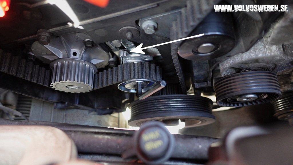 volvosweden.se/images/Volvo_guider_manualer/Hur_man_byter_kamrem_vattenpump_kamrems_spannare_Volvo_S60_S80_V70_XC70_XC90_V40_S40_XC60_2000_till_2008/Hur_man_byter_kamrem_vattenpump_Volvo_S60_S80_V70_XC70_XC90_S40_C70_V40_V70N_P2_2000_till_2008_bild44.jpg