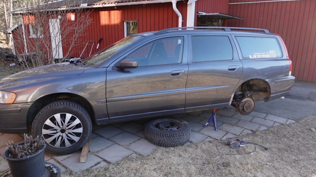 volvosweden.se/images/Volvo_guider_manualer/Hur_man_lagar_rosth%C3%A5l_och_rostskador_p%C3%A5_sin_bil_utan_svets/Rosth%C3%A5ler_spacklad_med_aluminiumn%C3%A4t_glasfibelspackel_bild12.jpg