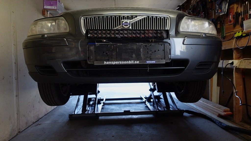 Lyfta V70 Volvo med saxlyft från Twin Busch